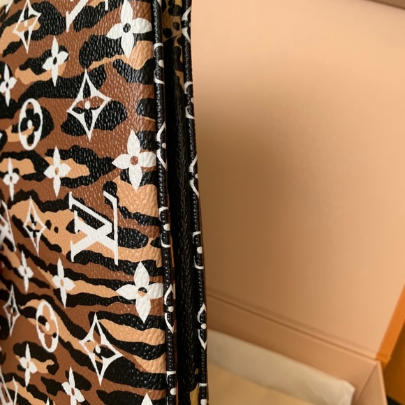 ❤️❤️SOLD❤️❤️Louis Vuitton Jungle pochette bag - Picture 8 of 11
